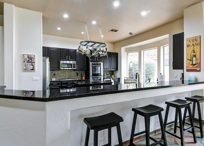 Luxe Couples Retreat W/ Pool & Outdoor Kitchen! *