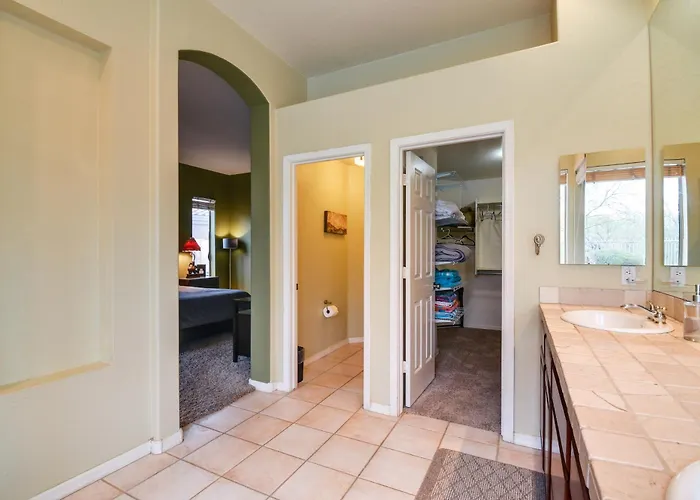 Luxe Couples Retreat W/ Pool & Outdoor Kitchen!
