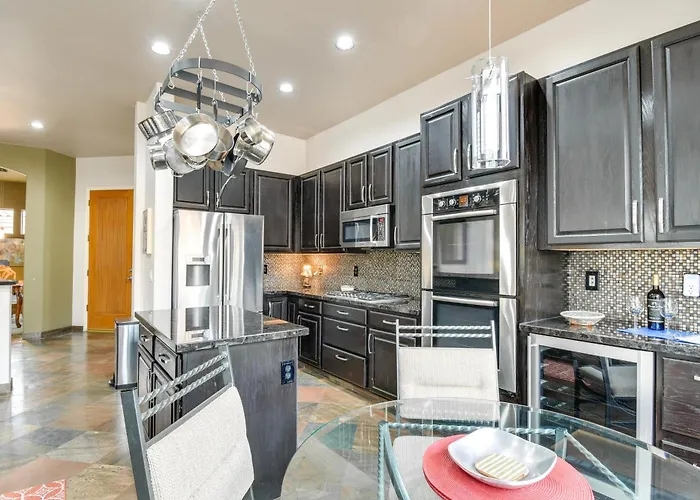Luxe Couples Retreat W/ Pool & Outdoor Kitchen!