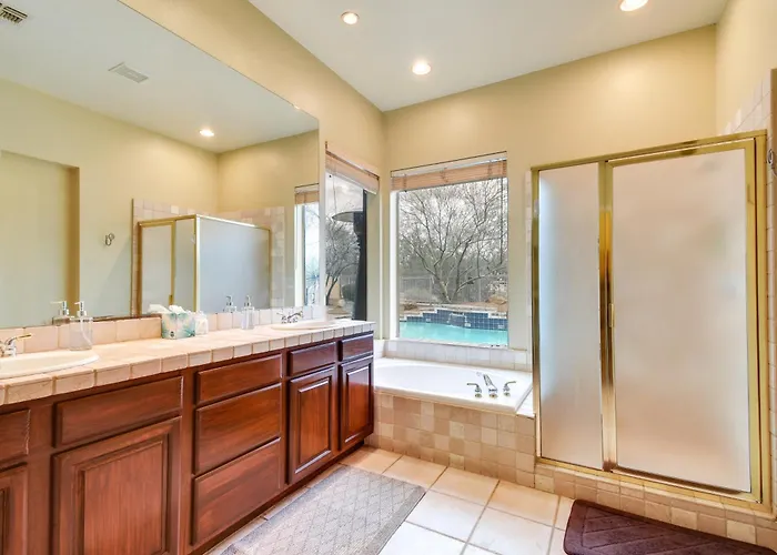 Luxe Couples Retreat W/ Pool & Outdoor Kitchen!
